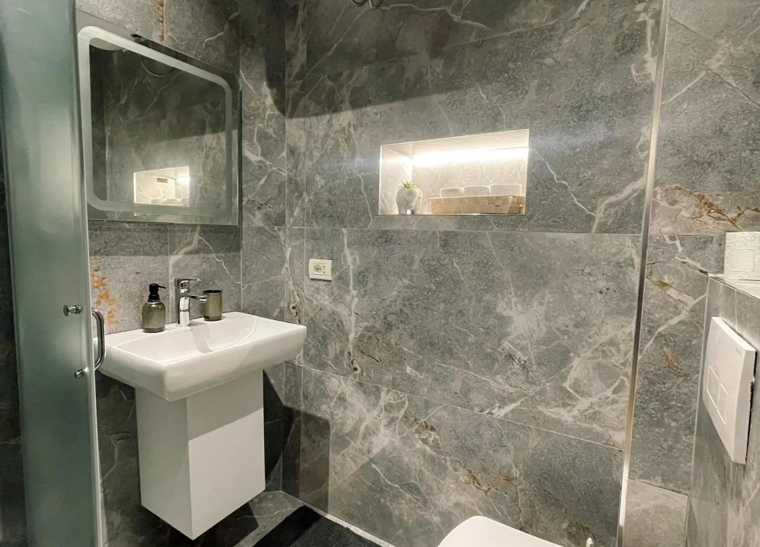 Aj Apartments - Hidden Gem In Front Of Taiwan Center Tiran 0*,